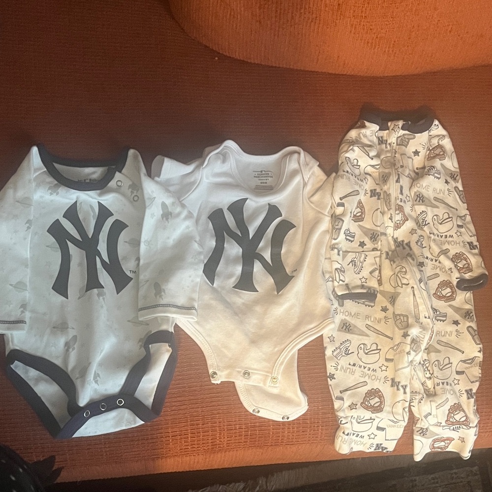 New York Yankees Baby Bodysuit and Pajama Set